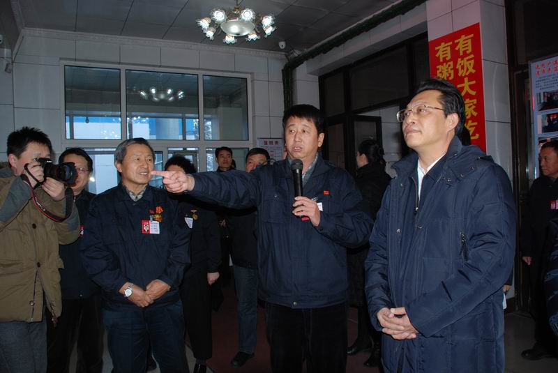 15.張雨浦書(shū)記、閆子忠副市長(zhǎng)等領(lǐng)導(dǎo)觀看公司榮譽(yù)展